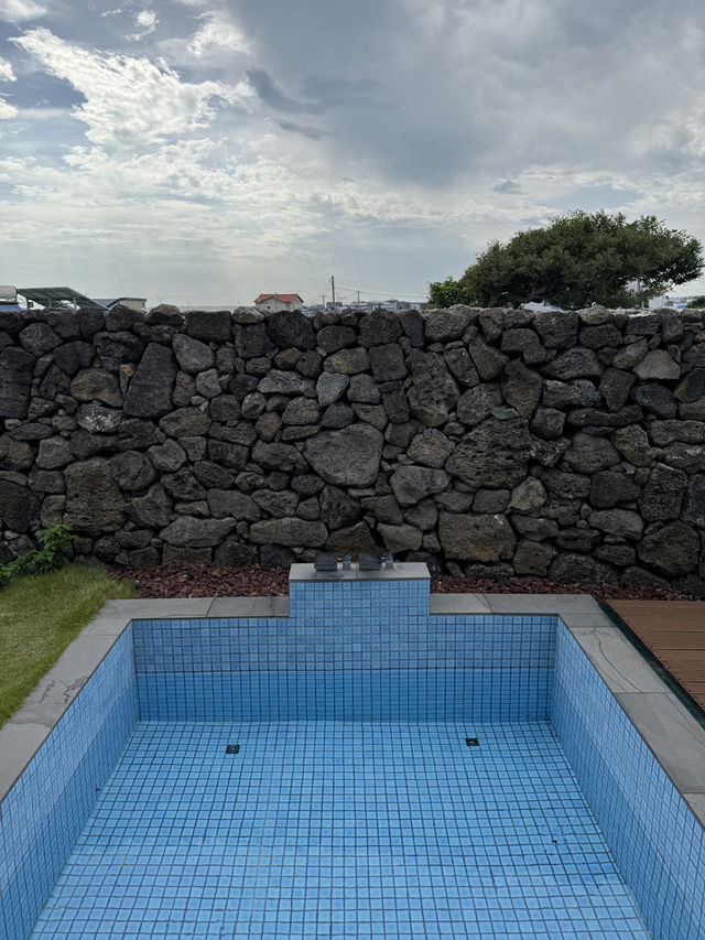 돌담과 어우러진 야외 자쿠지가 분위기있는 제주 월정리해수욕장 근처 마리스텔라