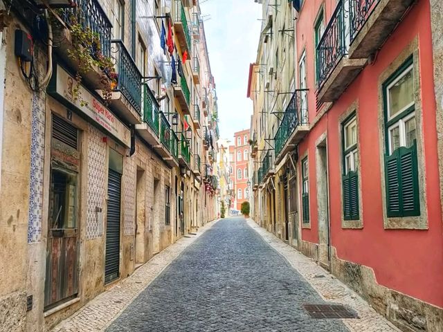 Discovering Iconic Landmarks in Lisbon City Center