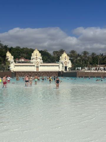 在世界上最好的水上樂園暹羅公園度過刺激的一天。