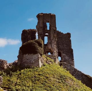 🏰🌄 Solo Time Traveler’s Dream: Corfe Castle – Dorset’s Ruined Sentinel 