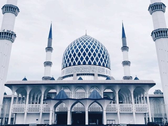 Masjid Sultan Salahuddin Abdul Aziz Shah: The Blue Mosque of Malaysia 🕌✨