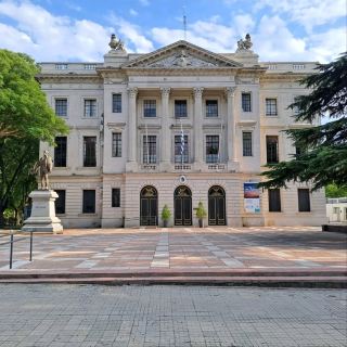 Историческое очарование у реки в Колонии-дель-Сакраменто