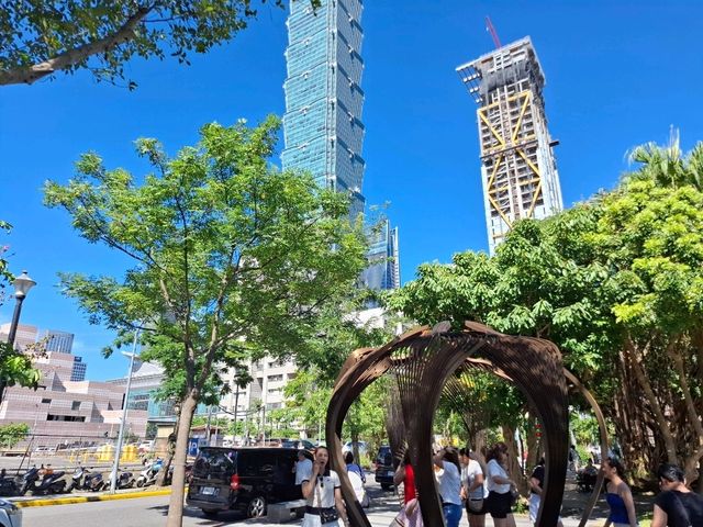 位於台北市信義區的 四四南村,曾是國民政府駐台初期的眷村,如今搖身一變,成為都市中充滿歷史與文藝氣息的綠地景點。 位於台北市信義區的 四四南村,曾是國民政府駐台初期的眷村,如今搖身一變,成為都市中充滿歷史與文藝氣息的綠地景點。