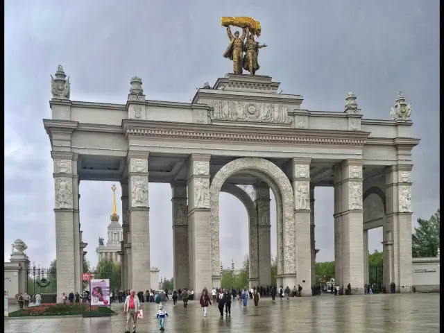 Москва Соло: Имперское величие и городская энергия