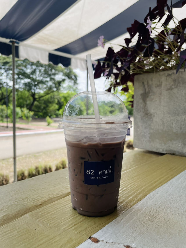 82 คาเฟ่.  82 คาเฟ่.