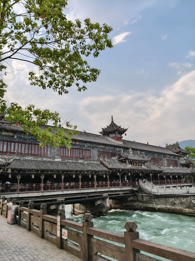 “Dujiangyan มรดกโลกโบราณ สวยอลังกลางธรรมชาติ”