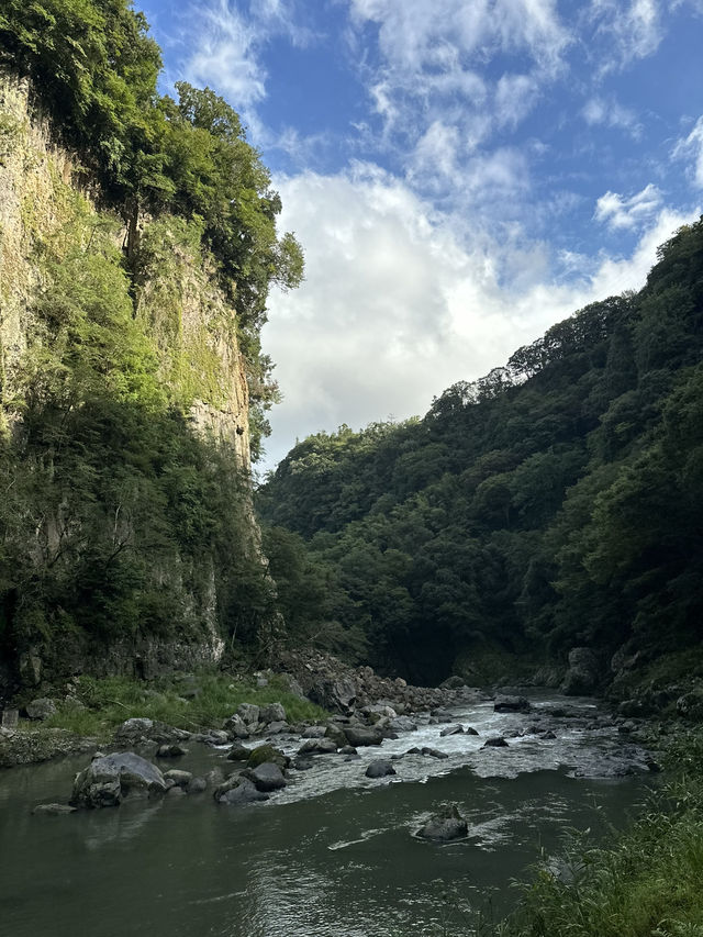 走進高千穗峽，在溪谷與瀑布間體驗神話般的自然奇景