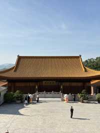 山丘環抱下的寧靜寺廟  