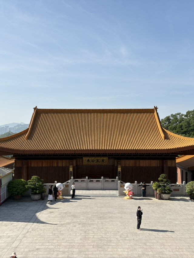 山丘環抱下的寧靜寺廟  