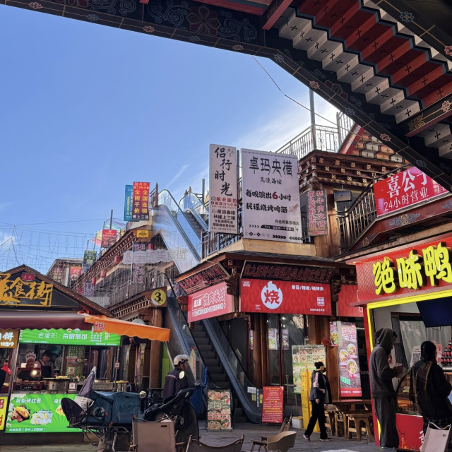 If this is your first visit to Yunnan, this plan is the answer 💯
Day 1 | Kunming ✈️
Start in Kunming, the capital of Yunnan Province. The weather is pleasantly cool, living up to its name as the "City of Spring" 🌸. Visit the Stone Forest, with its strangely shaped limestone formations that feel like stepping into another world. You'll enjoy taking photos from every angle 📸. In the evening, explore Nanping Pedestrian Street and try Yunnan mushroom hot pot 🍲. The aroma is so enticing you'll want to order more!
Day 2 | Kunming – Dali 🚄
Take the high-speed train to Dali. It takes less than 2 hours. Upon arrival, you'll instantly fall in love with its charm 💙. Stroll around Dali Old Town, admire the white houses with black roofs in the Bai style, take photos with the old city walls, and then relax by Erhai Lake 🌊. The cool breeze and mountain views give it a mini-Europe feel.
Day 3 | Dali – Lijiang 🚌
In the morning, visit the Three Pagodas, a landmark of the city, before traveling to Lijiang. World Heritage Site Ancient City 🌍 In the evening, stroll through Lijiang Old Town. The red lanterns reflecting on the stream are incredibly romantic ✨ Recommended food: Yunnan pork ribs + butter tea 🫖
Day 4 | Tiger Leaping Gorge 🐯
The highlight of the trip! Hike through Tiger Leaping Gorge, one of the deepest gorges in the world. The roaring sound of the water is magnificent; the grandeur of nature is breathtaking 🌄
Day 5 | Lijiang
End the day with Jade Dragon Snow Mountain ❄️ Take the cable car up to see the pristine snow-covered landscape before flying back with a heart full of love for Yunnan 🥹❤️
#GetDiscountsWithoutLuck #TravelChina