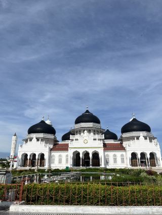 Baiturrahman Grand Mosque: A Silent Witness to the Aceh Tsunami.