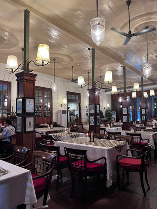 Setelah menyelesaikan rapat Teams dan sedikit merapikan, saya naik Grab selama lebih dari 30 menit menuju Cafe Batavia di Kota Tua Jakarta, tempat yang sudah lama tidak saya kunjungi.

Bahkan di malam hari, restoran ini langsung mudah dikenali dengan atap hijaunya yang khas, berdiri megah di seberang bekas Kantor Gubernur Batavia, yang sekarang menjadi bagian dari kompleks Museum Sejarah Jakarta di Lapangan Fatahillah. Bangunan itu sendiri berasal dari sekitar tahun 1805 dan telah menjadi tempat Cafe Batavia sejak didirikan pada tahun 1993.

Selama bertahun-tahun, Cafe Batavia telah menjadi salah satu destinasi kuliner paling ikonik di Jakarta. Pernah diakui oleh Newsweek sebagai salah satu bar terbaik di dunia, terkenal karena perpaduan unik antara pesona sejarah, suasana yang nyaman, dan beragam pilihan makanan dan minuman. Arsitektur kolonial Belanda yang terpelihara dengan indah memberikan pengalaman yang benar-benar unik, terutama bagi pengunjung yang pertama kali datang ke Jakarta.

Masuk ke dalamnya terasa seperti melakukan perjalanan kembali ke masa lalu. Interiornya, yang dihiasi dengan furnitur antik, foto-foto vintage, dan memorabilia nostalgia dari era kolonial Indonesia, semakin memperkuat daya tariknya yang tak lekang oleh waktu dan keanggunan dunia lama.

Untuk makan malam, saya memesan Nasi Goreng ROA Nusantara, salah satu hidangan yang ketersediaannya terbatas di restoran ini. Untungnya, hidangan itu masih tersedia malam ini. Nasi goreng yang harum, dengan cita rasa asap dan gurih khas ikan ROA dari Sulawesi Utara, sangat cocok dipadukan dengan sebotol bir Bintang dingin. Itu adalah hidangan sederhana namun memuaskan, yang semakin nikmat berkat suasana bersejarah restoran yang menawan dan suasana malam yang tenang di Kota Tua.

Kembali ke Cafe Batavia setelah beberapa tahun mengingatkan saya bahwa beberapa tempat tidak pernah kehilangan daya magisnya. Di luar makanan dan minuman, ada rasa sejarah dan keanggunan abadi yang terus menarik orang kembali ke sudut Batavia lama ini.