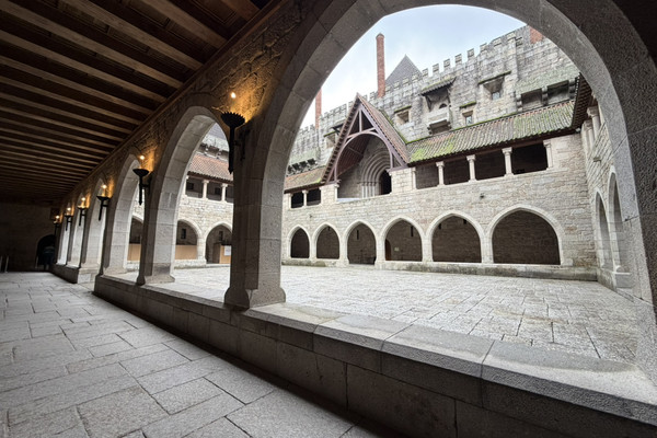 ポルトガル誕生の地】中世の石畳を巡る：ギマランイス（Guimarães）1日