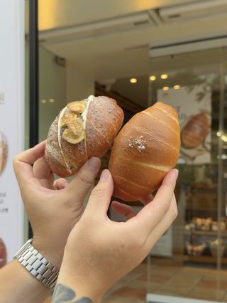 (Cafe) Just 5 mins from Anguk Station Exit 3! This Anguk bakery serves the best freshly baked bread. 🥐✨