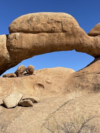 🇳🇦 スピッツコップの観光プラン 🏜️ 自然の造形美「ロックアーチ / ザ・ブリッジ」を満喫