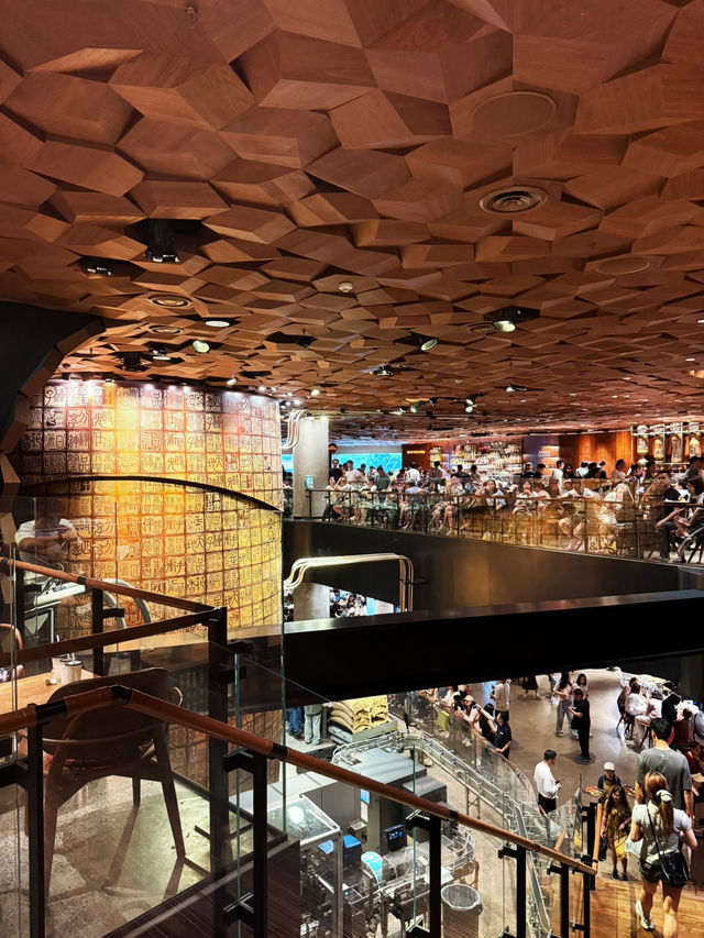 One of the world largest Starbucks 🍺