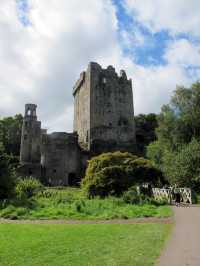<連名人都甘放下身段親吻的神奇魔法石 - 巧言石 (Blarney Stone)>