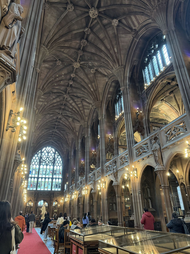🇬🇧 約翰·萊蘭茲圖書館（John Rylands Library）📖