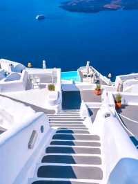 🌅 Santorini: The Iconic Island of White Domes, Blue Seas, and Timeless Romance 🇬🇷✨
