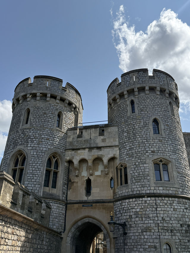 Explore Windsor Castle: A Majestic Royal Residence 👑