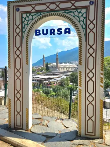 布爾薩，土耳其——絲綢與山巒的綠色城市