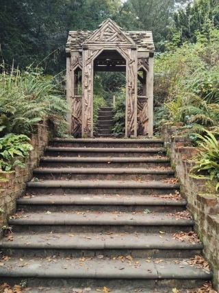 秋のウェプリー公園 – 森の小道と川のささやき