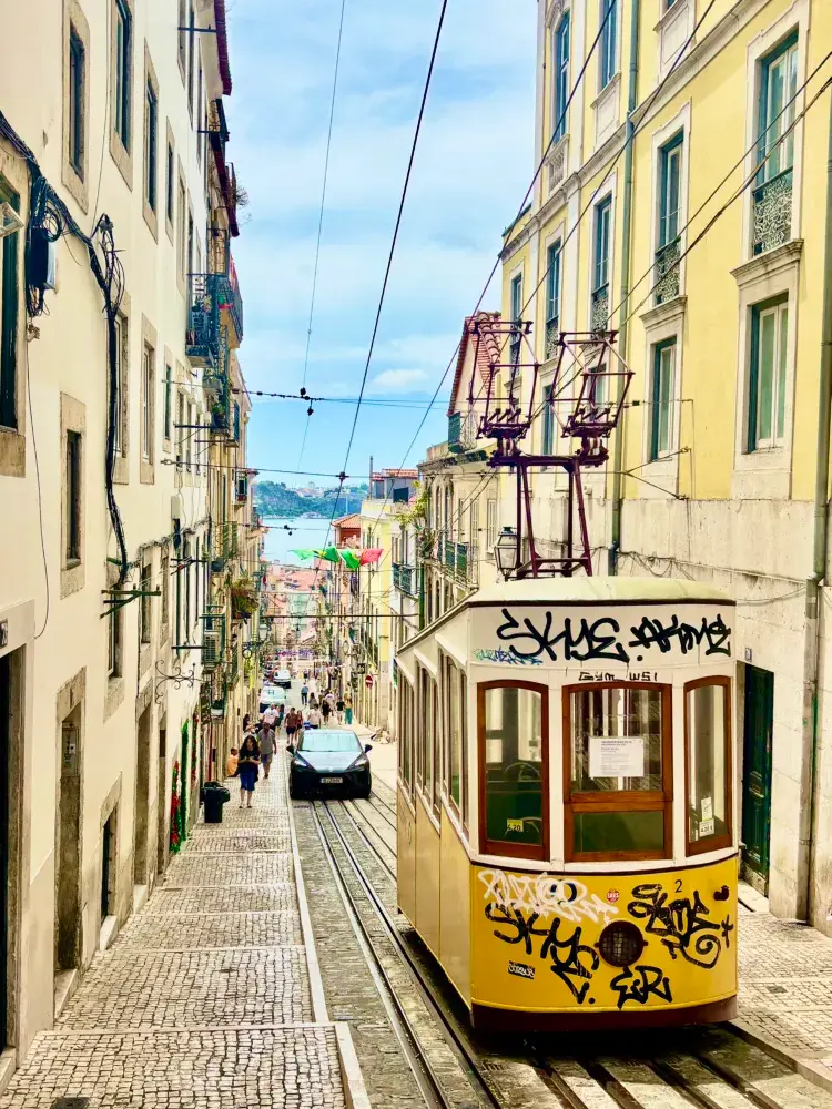 【葡萄牙】彷彿走進童話繪本世界！與里斯本黃色纜車和絕景相遇之旅。