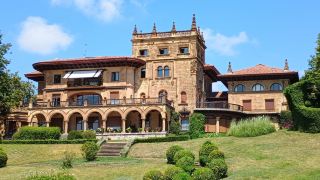 Elegance & Coastal Views: A Day in Getxo & Algorta