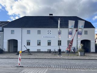 弗倫斯堡航海博物館(Flensburger Schifffahrtsmuseum)位於弗倫斯堡老港口,設在歷史悠久的舊海關貨棧(Altes Zollpackhaus)內。建築建於1842—1843年,1984年改為航海博物館,是瞭解弗倫斯堡港口、航海和貿易歷史的重要場所。館內展示造船、航海技術和船上生活,並重點介紹18—19世紀弗倫斯堡與丹麥西印度群島的貿易,包括糖、朗姆酒等商品,以及殖民貿易和奴隸勞動留下的歷史遺產。博物館不僅記錄弗倫斯堡的航海傳統,也揭示了城市18—19世紀經濟繁榮背後的貿易網絡和歷史背景。