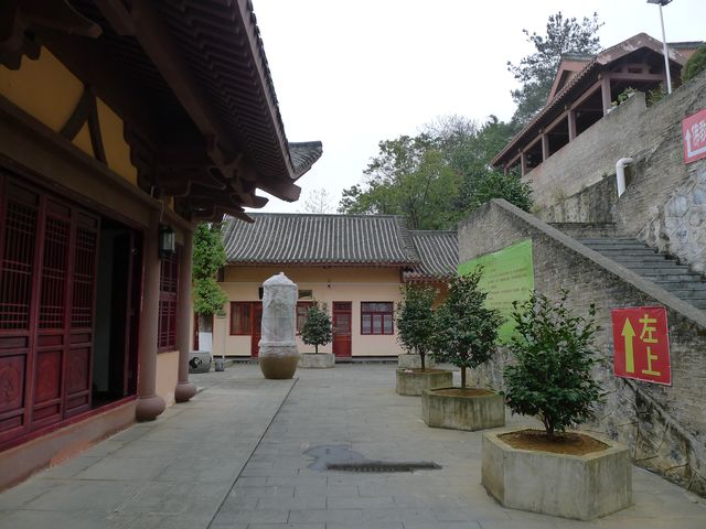 一座現代寺廟——都匀九龍寺