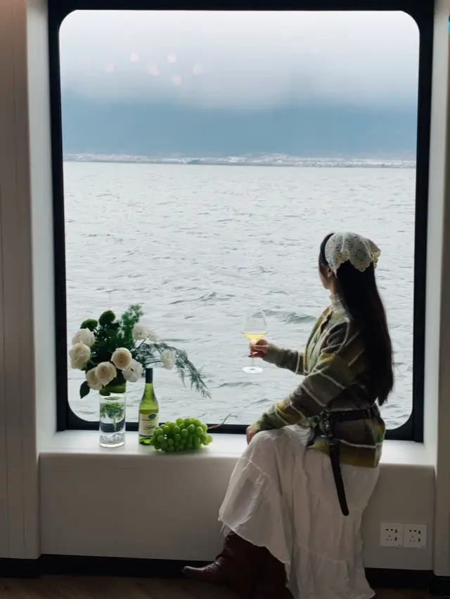 Experience Dali from a different perspective—on a cruise ship on Erhai Lake