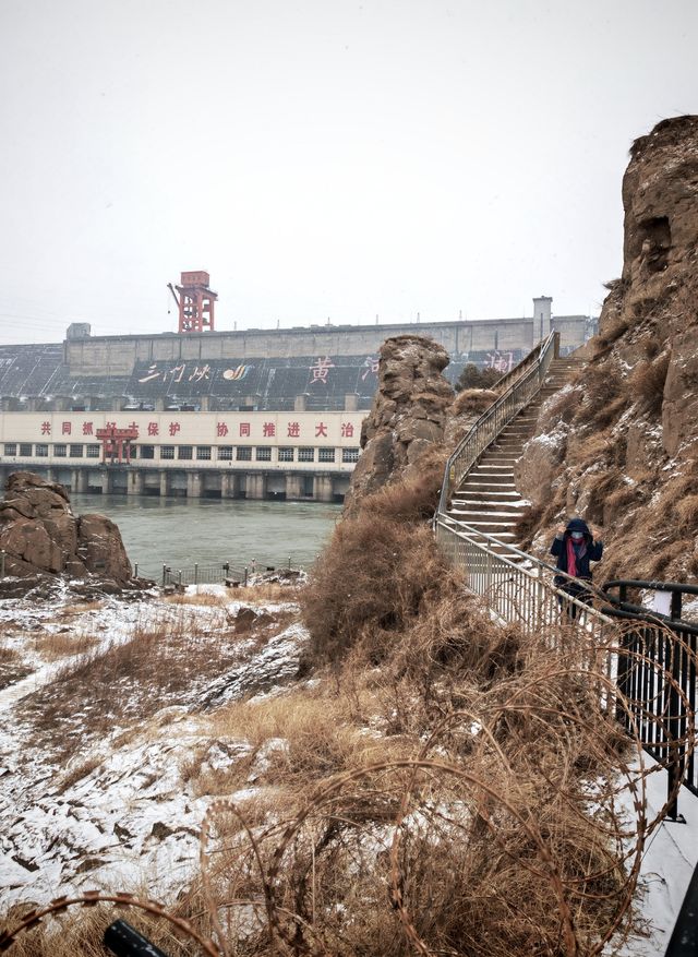一夜雪後，濃霧中的三門峽大壩