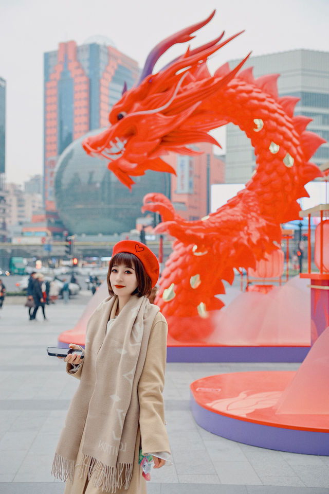 太震撼了徐家匯驚現中國紅的二龍戲珠 太震撼了徐家匯驚現中國紅的二龍戲珠