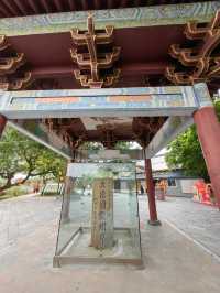 在廣西防城港北侖河大橋下面矗立著一座百年界碑，就是光緒年間設立的欽州5號界碑
