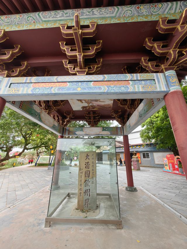 在廣西防城港北侖河大橋下面矗立著一座百年界碑，就是光緒年間設立的欽州5號界碑