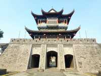 桃花源古鎮位於常德桃花源景區旁，吞沅江水色、納瀟湘靈秀、攬武陵風光