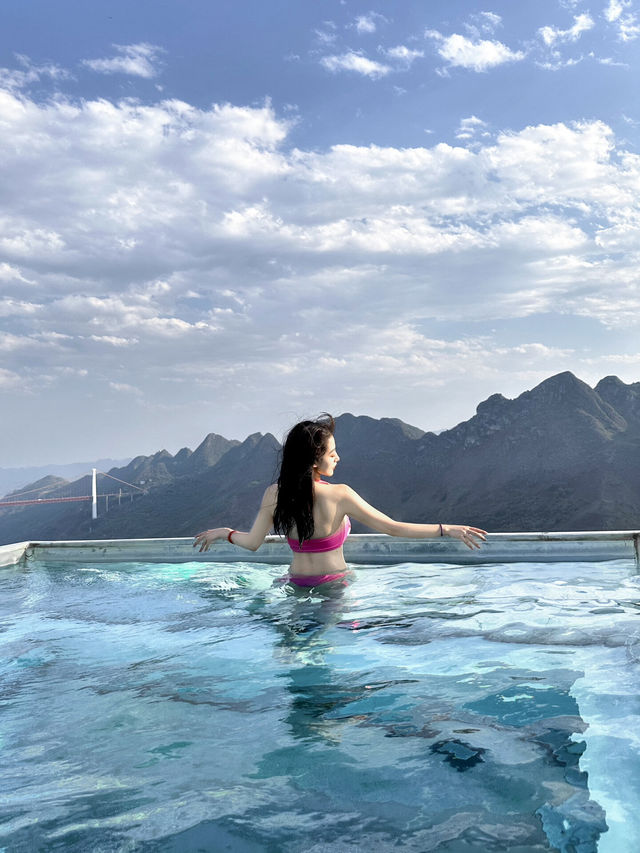 貴州旅遊||懸崖瀑布無邊泳池酒店。
