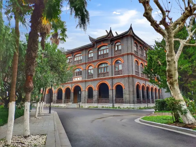A Citywalk, encountering the history and beauty around Yuyuan Road