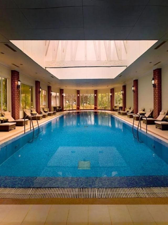 🏰✨ Srinagar's Splendid Stay: LaLit Grand Palace Review 🌄