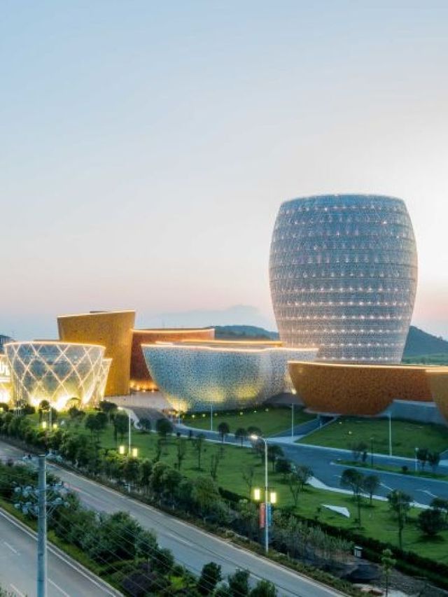 🌟 Liling's Luminous Lodging: Turandot Hotel 🌟