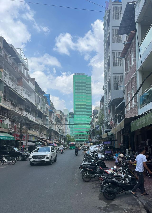 柬埔寨金邊:歷史與現代的交響曲。