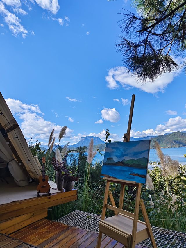 景點地址：汀小島度假酒店坐落於瀘沽湖景區蒗放村，是一家湖景高端度假酒店。酒店依山而建，設計獨特，擁。