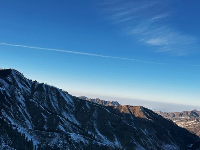 我宣布天山天池的初雪美出了天際