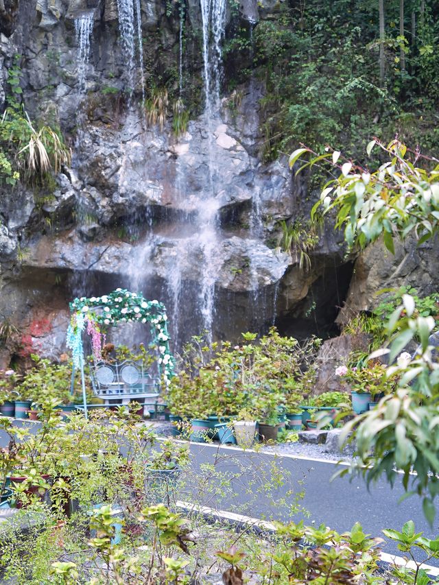 來燕子岩溶洞景觀大口吸氧度假好去處！