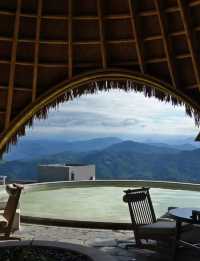 在雲霧繚繞的山野間獨享溫泉