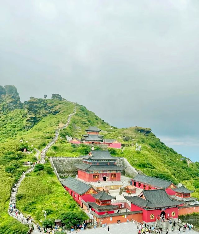 以下是一篇梵淨山的旅遊攻略： 景區基本資訊 - 地址：位於貴州省銅仁市，東山門在江口縣黑灣河