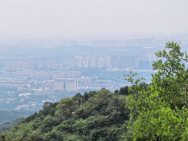 登山，由西山國家森林公園穿越至八大處公園。