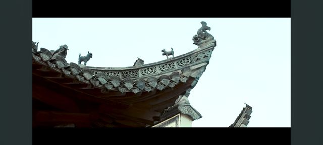 墨痕深處覓徽州  

踩著晨霧未散嘅青石板，我跌入咗徽州嘅水墨長卷裡。呢度嘅山、水、村落，都似係從硯台