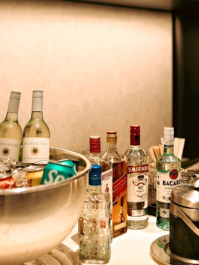 🏨 香港寶藏酒店被我挖到！房間直擊維港夜景！地鐵口+日料放題爽翻！✨