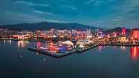 #一起遇見威海 這座海濱之城，有一處全新的打卡地標——至海港灣～ 它以「巨鯨出海」為靈感，從百年老港